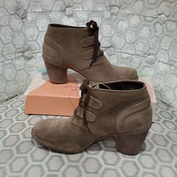 Clarks Tan Suede Heeled Ankle Boots - Picture 1 of 12